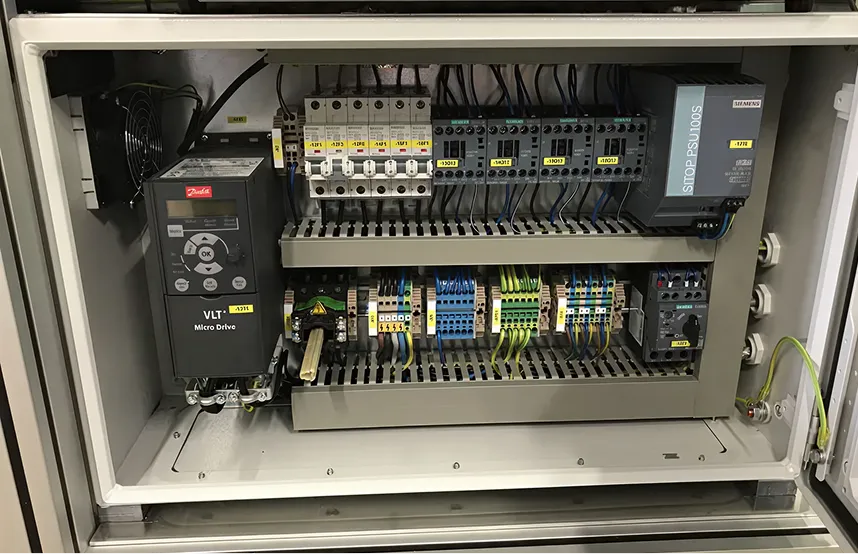 Offener Schaltschrank mit VLT Micro Drive und Siemens Sitop PSU100S Stromversorgung.