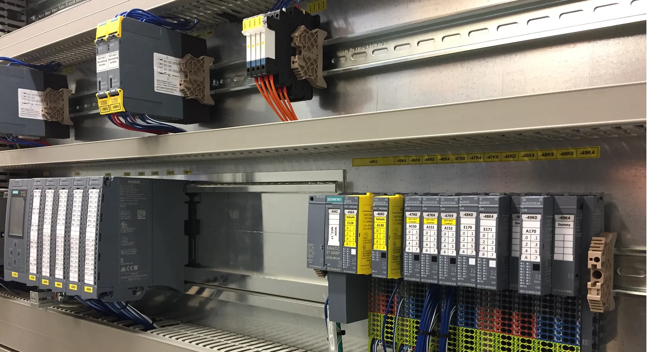 Siemens Steuerungskomponenten und verkabelte Automatisierungsbaugruppen in einem Schaltschrank.