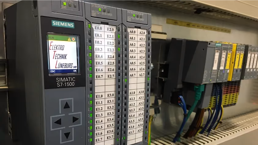 Siemens SIMATIC S7-1500 Steuerung mit Verdrahtung in einem Schaltschrank.